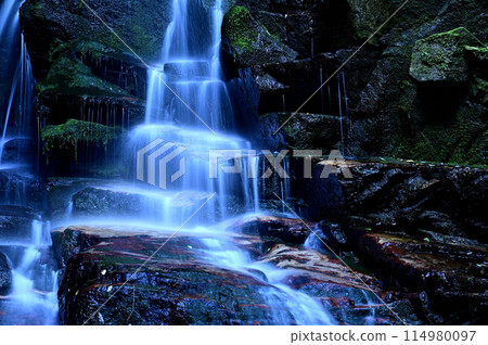 Aso-san Ichinotaki (Iwakura Falls) (Photo taken at Iwabuchi-dera, Iwakura, Kurayoshi City, Tottori Prefecture) 114980097