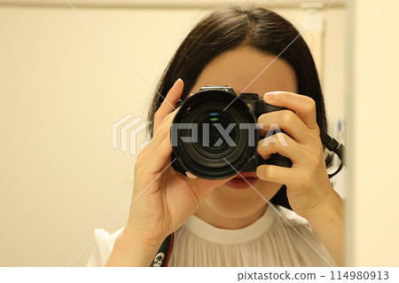拿著照相機的婦女 拿著照相機的婦女 114980913
