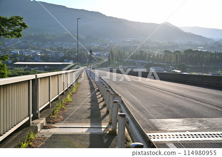 Tsukiyono Bridge bathed in the morning sun - an early morning May scene 114980955