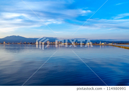 [Aomori Port: Aomori Bay Area] Panoramic view of Aomori Bay Area in the early morning 114980991