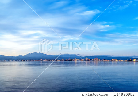 [Aomori Port: Aomori Bay Area] Panoramic view of Aomori Bay Area in the early morning 114980992