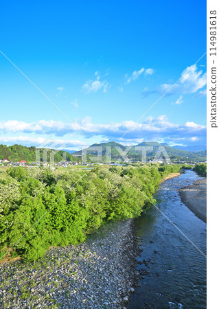 利根川與谷川連峰、谷川山、大峰山、月夜大橋的庭園風光 114981618