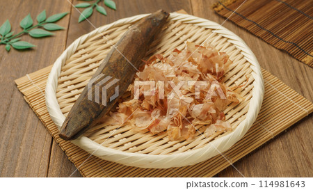 Katsuobushi、剃過的鰹魚片和鰹魚 庫存圖片 114981643