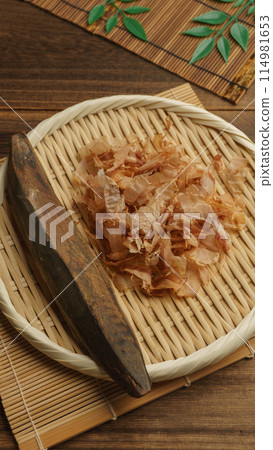 Katsuobushi、剃過的鰹魚片和鰹魚 庫存圖片 Katsuobushi、剃過的鰹魚片和鰹魚 庫存圖片 114981653
