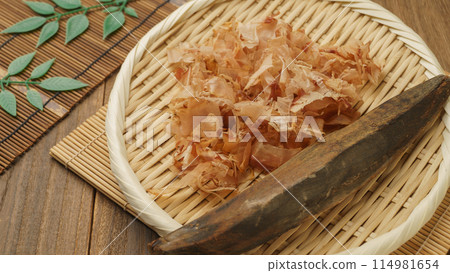 Katsuobushi、剃過的鰹魚片和鰹魚 庫存圖片 Katsuobushi、剃過的鰹魚片和鰹魚 庫存圖片 114981654
