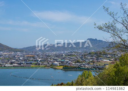 View of Mt. Goken and Kumeike Pond (reservoir), view from Mt. Kume (Takamatsu City, Kagawa Prefecture) 114981862