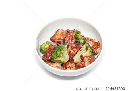 鹽醬炒雞肉和青花菜[白底/摳圖] 114981890
