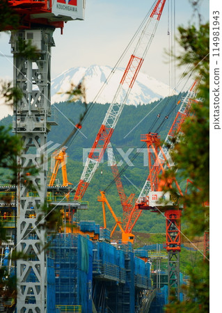 綠樹掩映下的建築工地：新東名橋碼頭施工 114981943