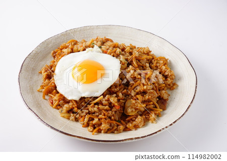 Soba-meshi and fried egg Soba-meshi and fried egg 114982002