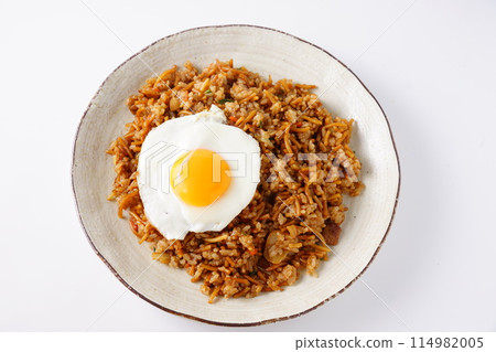 Soba-meshi and fried egg 114982005