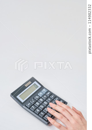 使用計算器的女人的手 使用計算器的女人的手 114982332