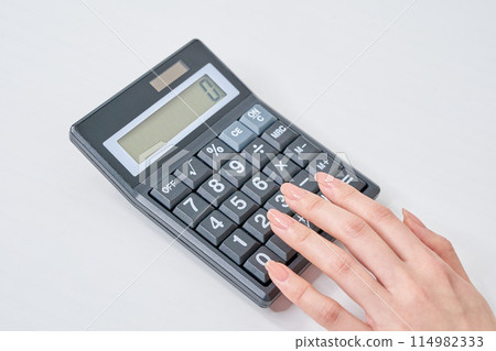 使用計算器的女人的手 使用計算器的女人的手 114982333