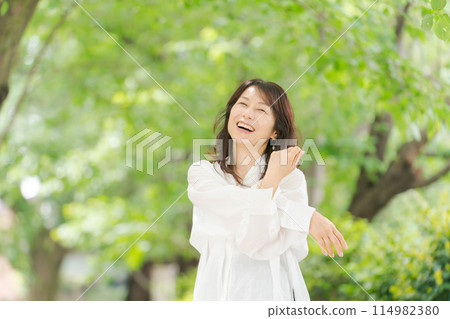 Middle-aged woman stretching in the park 114982380