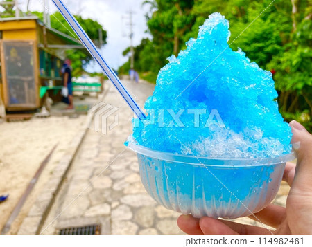 Shaved ice and human hands 114982481