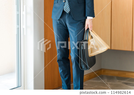 疲憊的辦公室職員/商人下班回家(努力工作、過度勞累、努力工作、壓力、忙碌) 疲憊的辦公室職員/商人下班回家(努力工作、過度勞累、努力工作、壓力、忙碌) 114982614