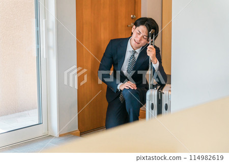 疲憊的辦公室職員/商人出差回家（辛苦工作、過度勞累、辛苦工作、壓力、忙碌） 114982619