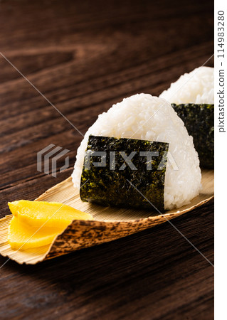 飯糰放在木桌上 114983280