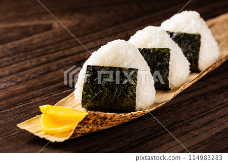 飯糰放在木桌上 飯糰放在木桌上 114983283