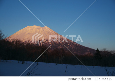 Hokkaido in winter: Mt. Yotei seen from the west side as it is dyed in the sunset 114983540