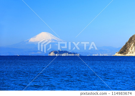 [神奈川縣]晴天的富士山和江之島 114983674