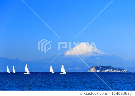 [神奈川縣]晴天的富士山和江之島 114983683