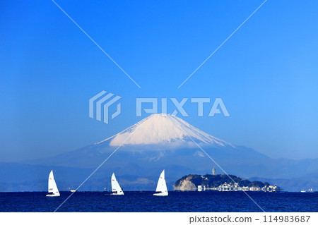 [神奈川縣]晴天的富士山和江之島 114983687