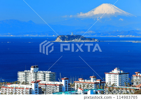 [Kanagawa Prefecture] Mt. Fuji, Enoshima and Zushi Marina on a clear day 114983705