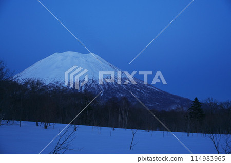 冬天的北海道,從羊蹄山西側看羊蹄山的藍色時刻 冬天的北海道,從羊蹄山西側看羊蹄山的藍色時刻 114983965