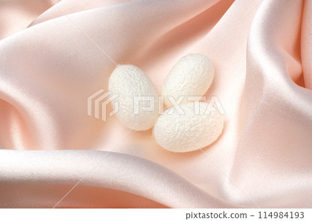 Flowing silk satin and cocoon balls 114984193