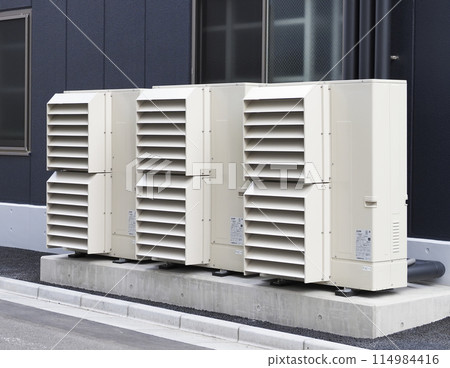 Outdoor unit of air conditioner with louver 114984416