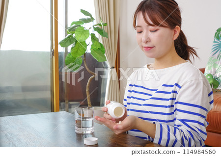 喝藥的女性 114984560