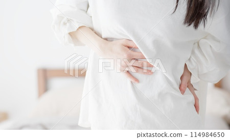 一個擔心自己胖胖的肚子的女人 114984650