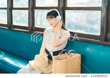 聽音樂的婦女乘火車 114984810