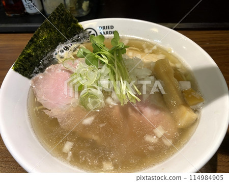 [拉麵]沙丁魚乾清淡湯和鹽拉麵，中式麵條（整碗/對角線起） 114984905