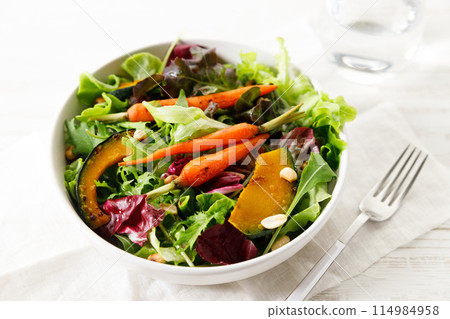 Green salad with grilled carrot, roasted pumpkin and green leaf. 114984958
