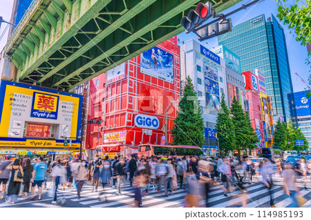 日本東京城市景觀復興入境…秋葉原擠滿了外國遊客。大型觀光巴士和情侶... 日本東京城市景觀復興入境…秋葉原擠滿了外國遊客。大型觀光巴士和情侶... 114985193