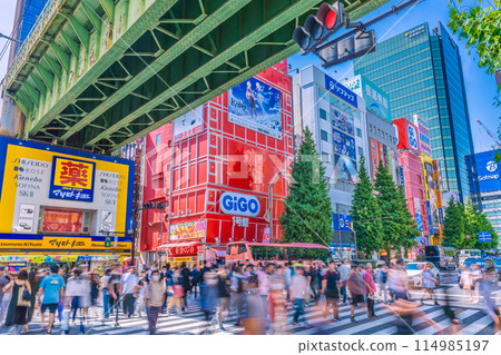 日本東京城市景觀復興入境…秋葉原擠滿了外國遊客。大型觀光巴士和情侶... 日本東京城市景觀復興入境…秋葉原擠滿了外國遊客。大型觀光巴士和情侶... 114985197