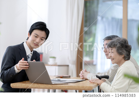 上門推銷員與一對年長夫婦交談 114985383