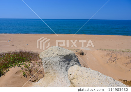 Tuff rock formations, former site of a wealthy mansion, Katano Beach, Kaga City 114985480