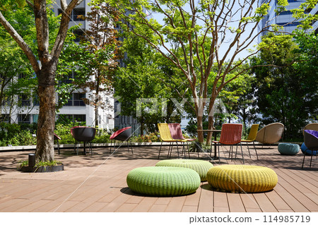 office building  114985719