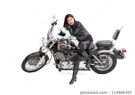 一個騎自行車的女孩戴著頭盔靠在自行車油箱上 114986305