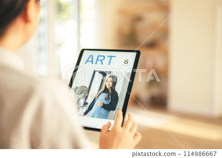 一個操作平板電腦的女人 一個操作平板電腦的女人 114986667