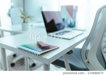 帶電腦的辦公桌 帶電腦的辦公桌 114986673