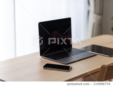 帶電腦的辦公桌 帶電腦的辦公桌 114986734