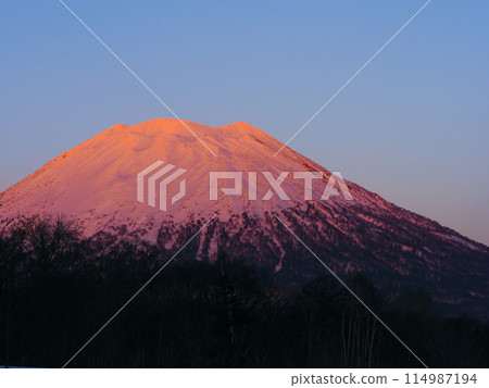 冬季從北海道西側看夕陽下的羊蹄山 冬季從北海道西側看夕陽下的羊蹄山 114987194