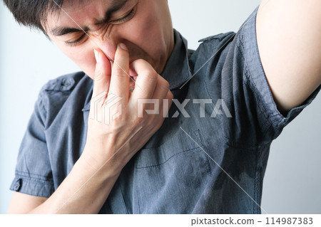 Men wear white sleeves, arms are covered with armpits, Sweat are unclean and unclean. Health care concept 114987383