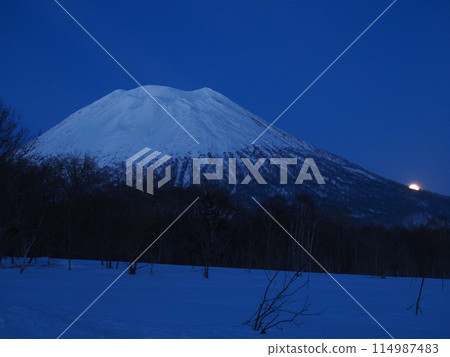 冬天的北海道，從羊蹄山西側看羊蹄山和月出 114987483