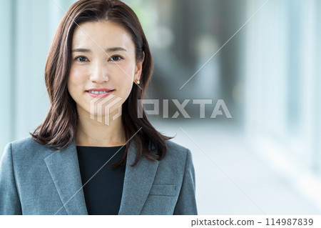 Business people walking down the corridor 114987839
