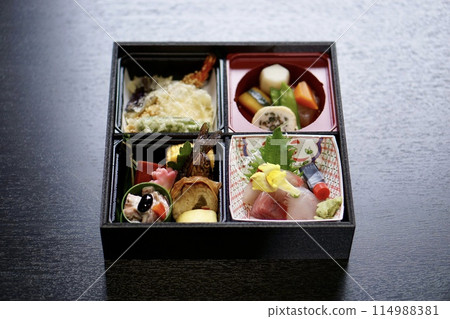 Japanese bento 114988381