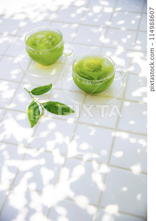 Green tea, cold tea, tea leaves, green tea in the shade of a tree Green tea, cold tea, tea leaves, green tea in the shade of a tree 114988607